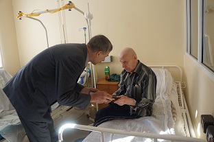 Николай Мокроусов во время посещения госпиталя